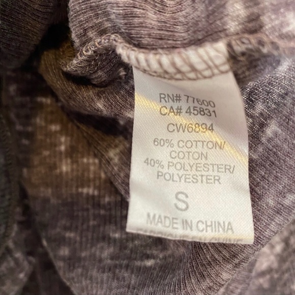 Chaser | Ribbed Long Sleeve Tee Laced Up Back. Shirt Tail Tee. Size Small. - Picture 12 of 14